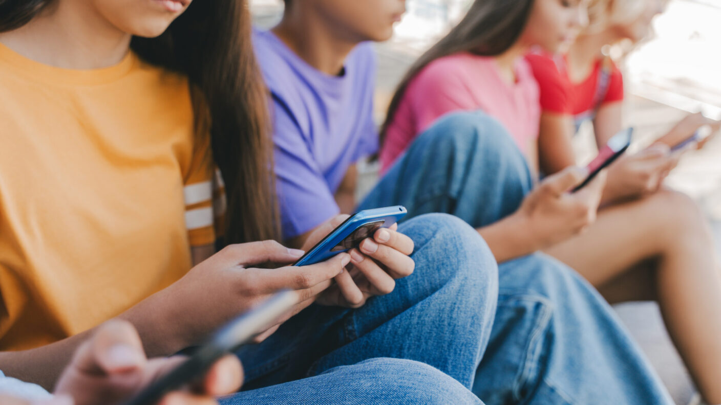 Online connections hold double-edged impact on teen mental health, Texas A&M study finds