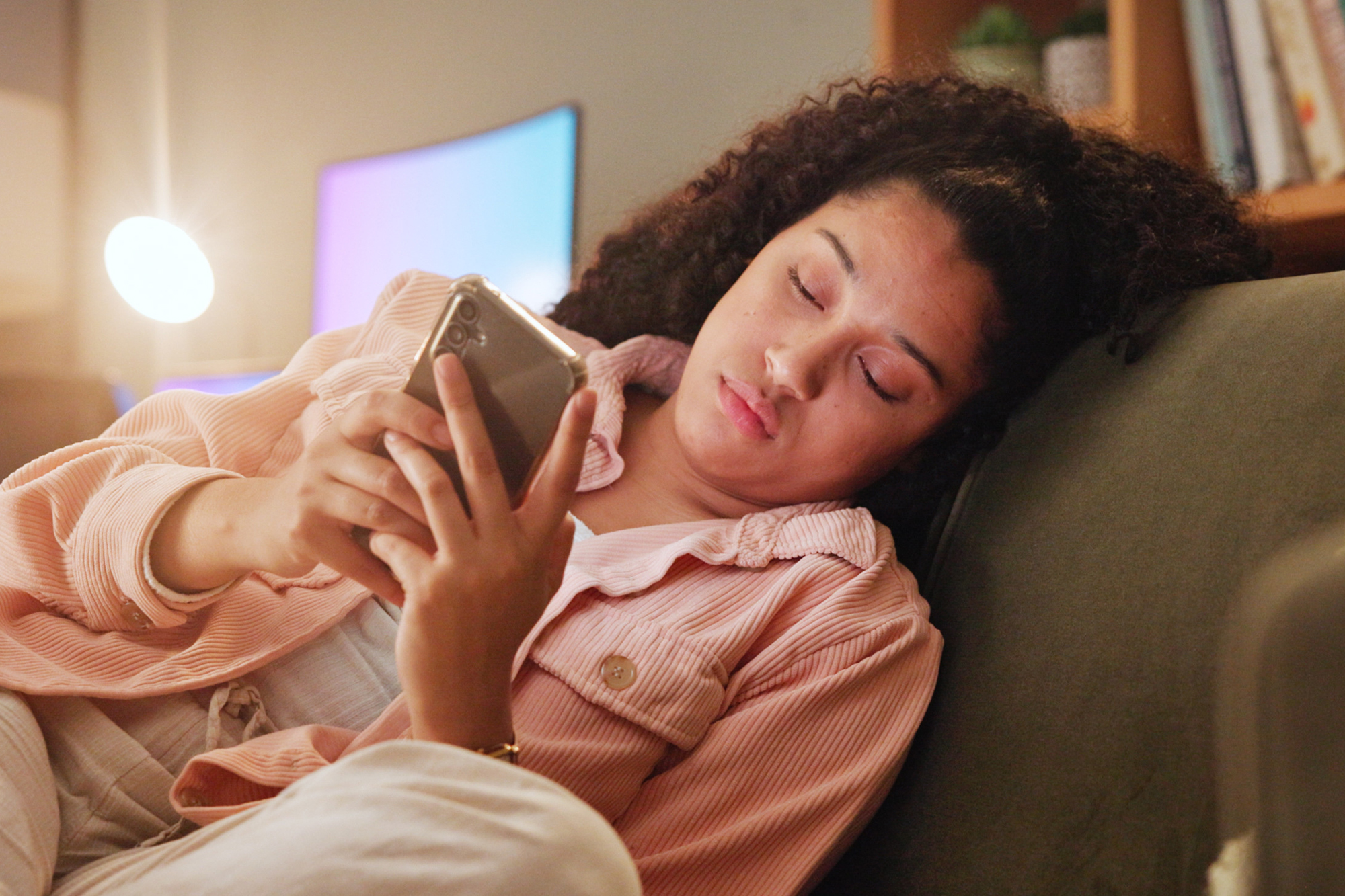 6 signs you spend too much time on your phone — and 3 steps to kick off a ‘digital detox’