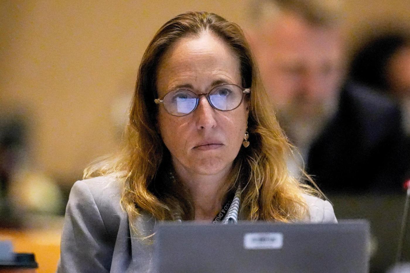 Top FDA drug official is trying to hire a friend who’s seeking a bold new warning on antidepressants