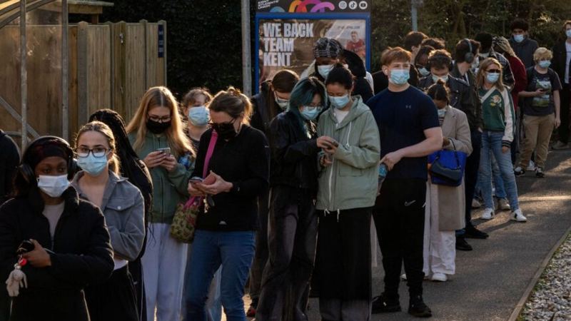 A meningitis B outbreak is happening in the UK. What people should know