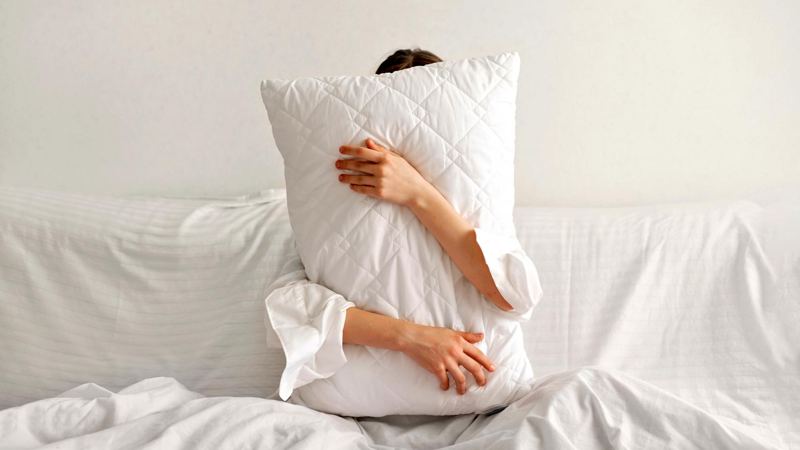 The Surprising Reason You Might Want To Sleep Without a Pillow