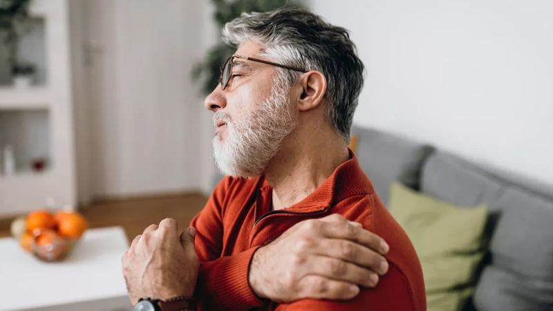 Never Ignore This 1 Symptom That Signals a Health Emergency, ER Doctor Warns